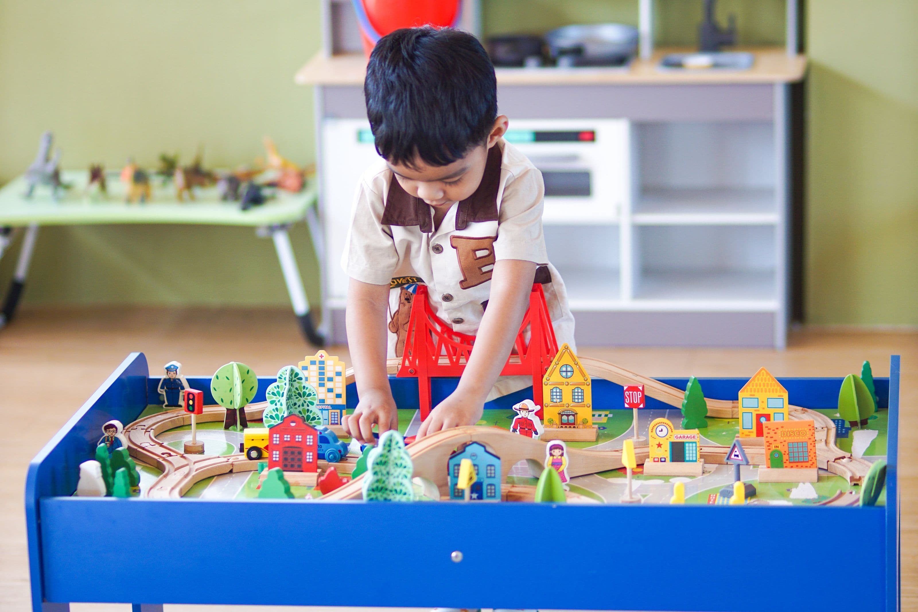 Child and therapist during a development session